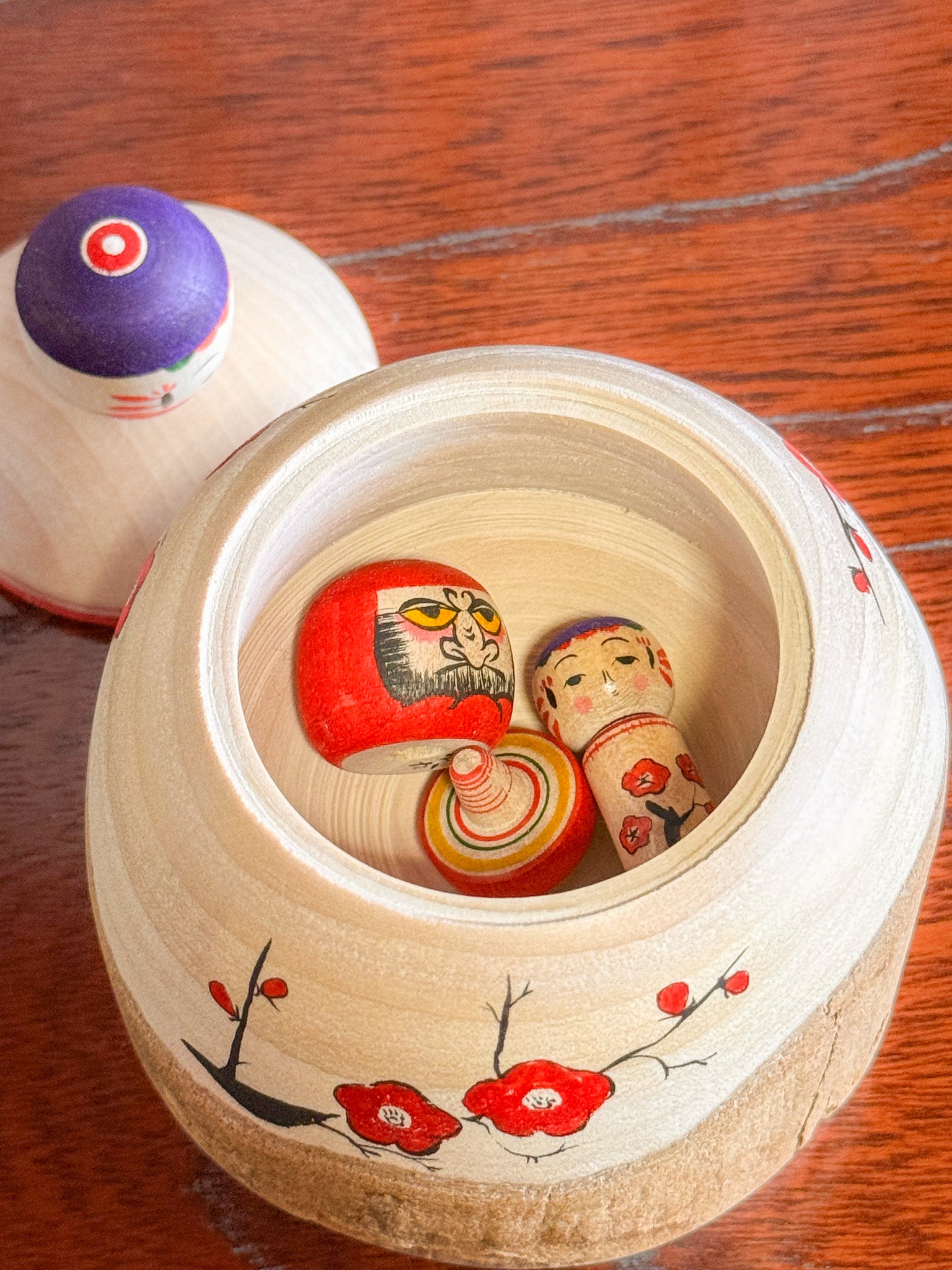 Kokeshi boite avec jouets a l interieur