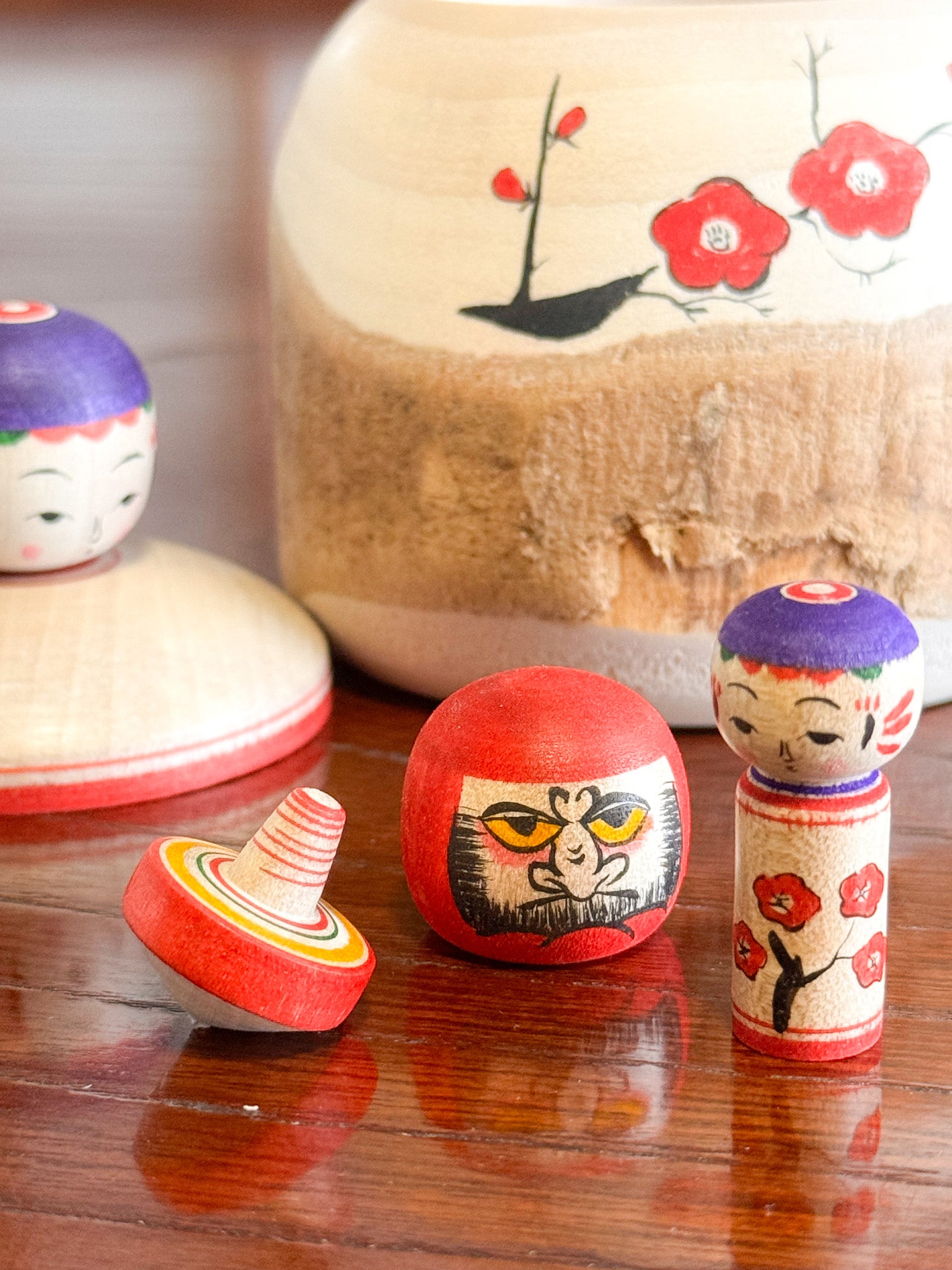 jouets daruma toupie et mini kokeshi