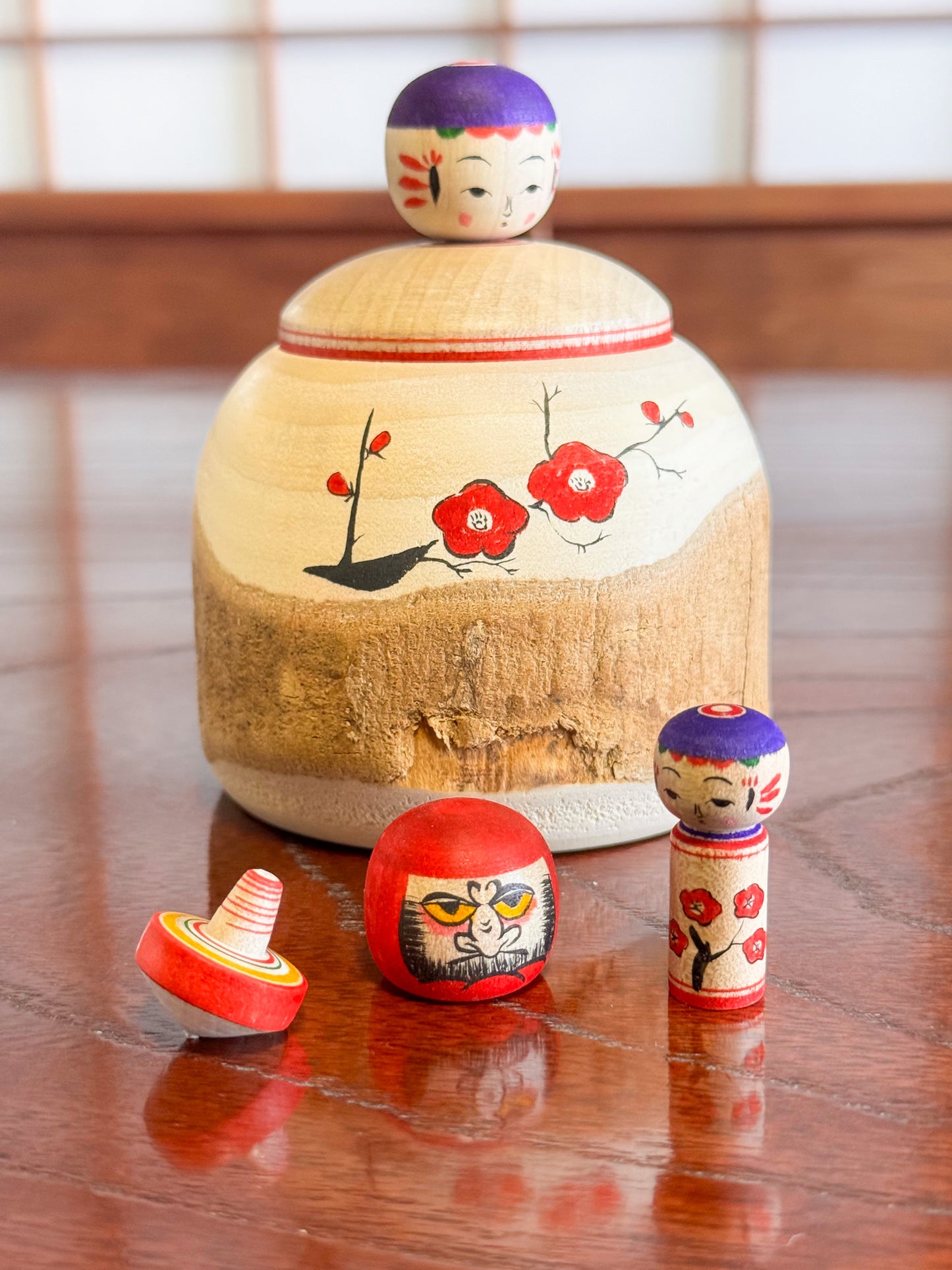 Kokeshi boite trois jouets daruma toupie et mini kokeshi