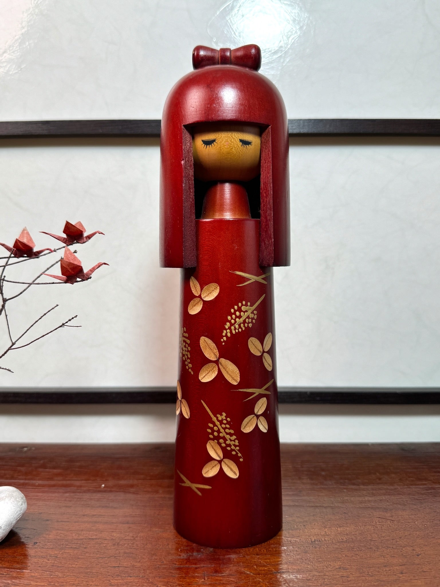 kokeshi poupée japonaise en bois de Miyashita Hajime, longue et fine, couleur acajou, fleurs gravée, long cheveux, noeud sur la tête