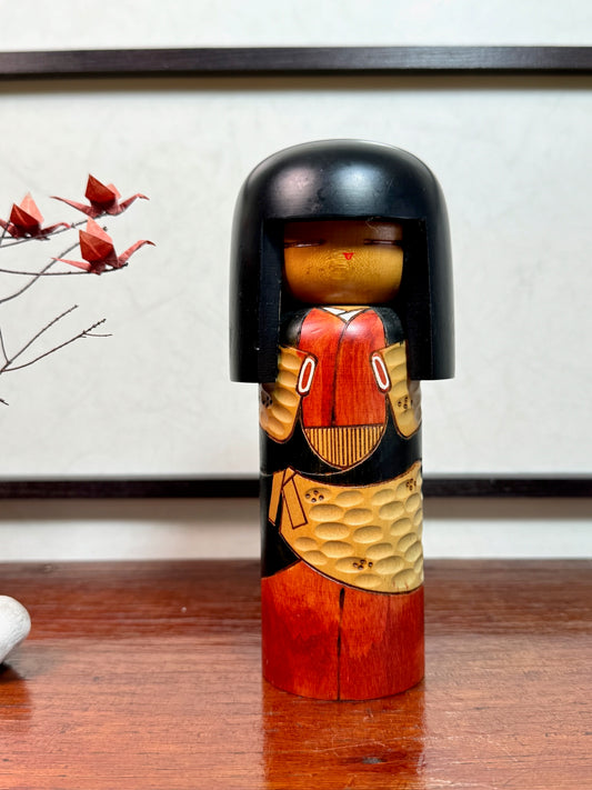 poupée japonaise en bois, kokeshi créative gunma de kisaku 17 cm au kimono rouge gravé, cheveux noirs,  japanese doll uchiwa gallery