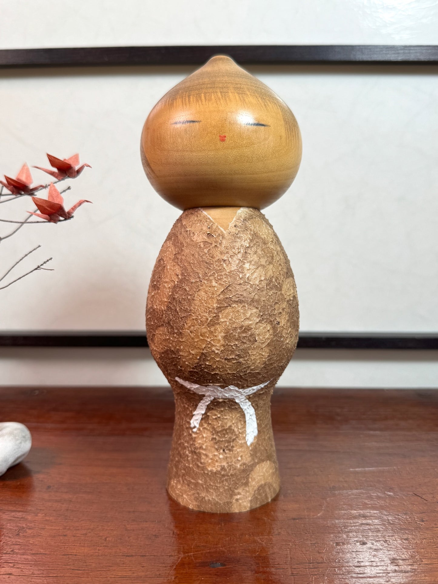 kokeshi de Watanabe Masao, Mushi, moine en méditation zen, kimono marron à fleurs, ceinture blanche