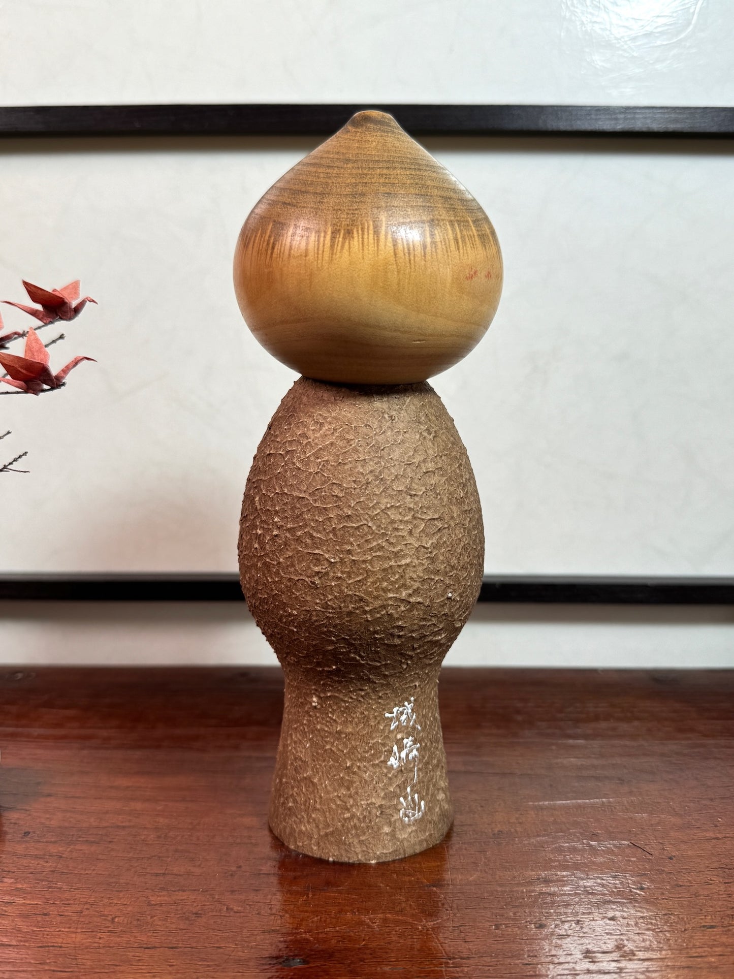 kokeshi de Watanabe Masao, Mushi, moine en méditation zen, kimono marron à fleurs, ceinture blanche, vu de dos