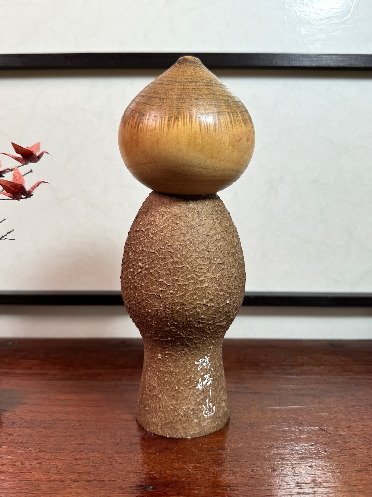 kokeshi de Watanabe Masao, Mushi, moine en méditation zen, kimono marron à fleurs, ceinture blanche, vu de dos