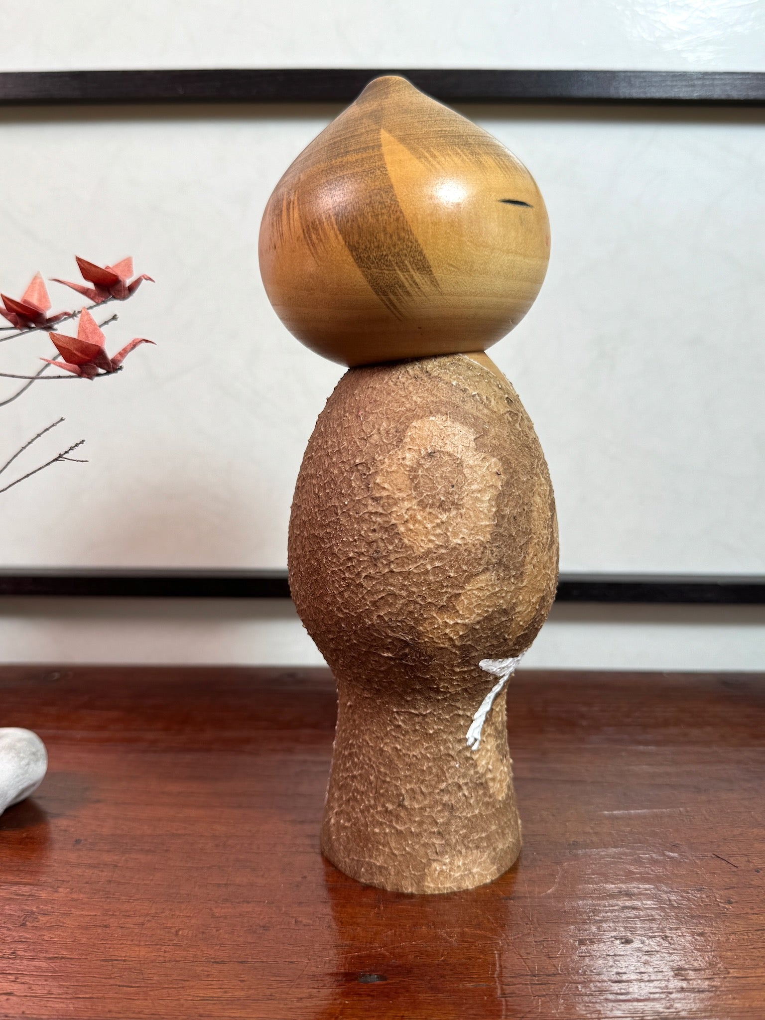 kokeshi de Watanabe Masao, Mushi, moine en méditation zen, kimono marron à fleurs, ceinture blanche, profil droit