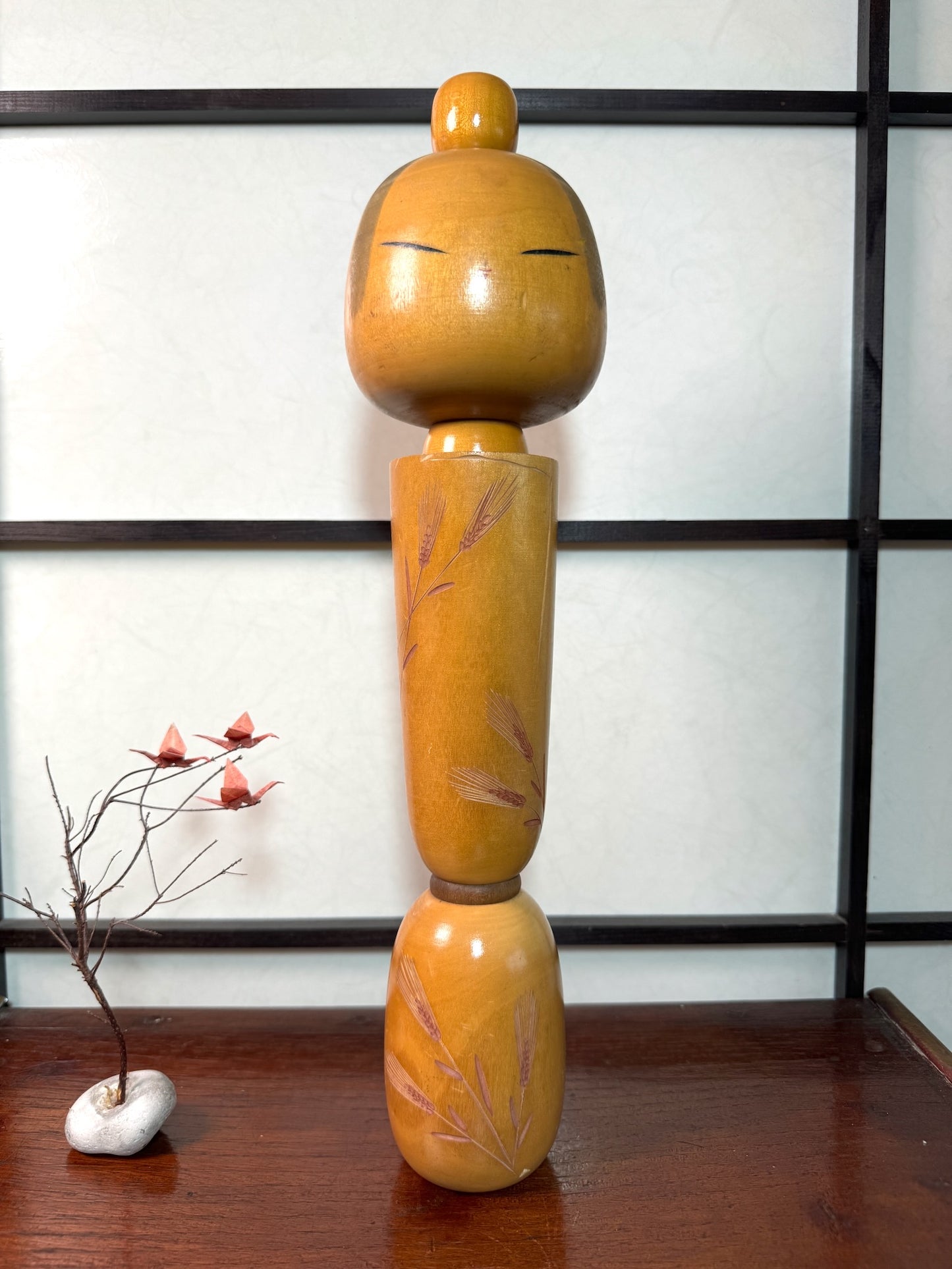 kokeshi de Sadao Kishi nommée esprit du blé, en bois blond, motif épi de blé, avec chignon