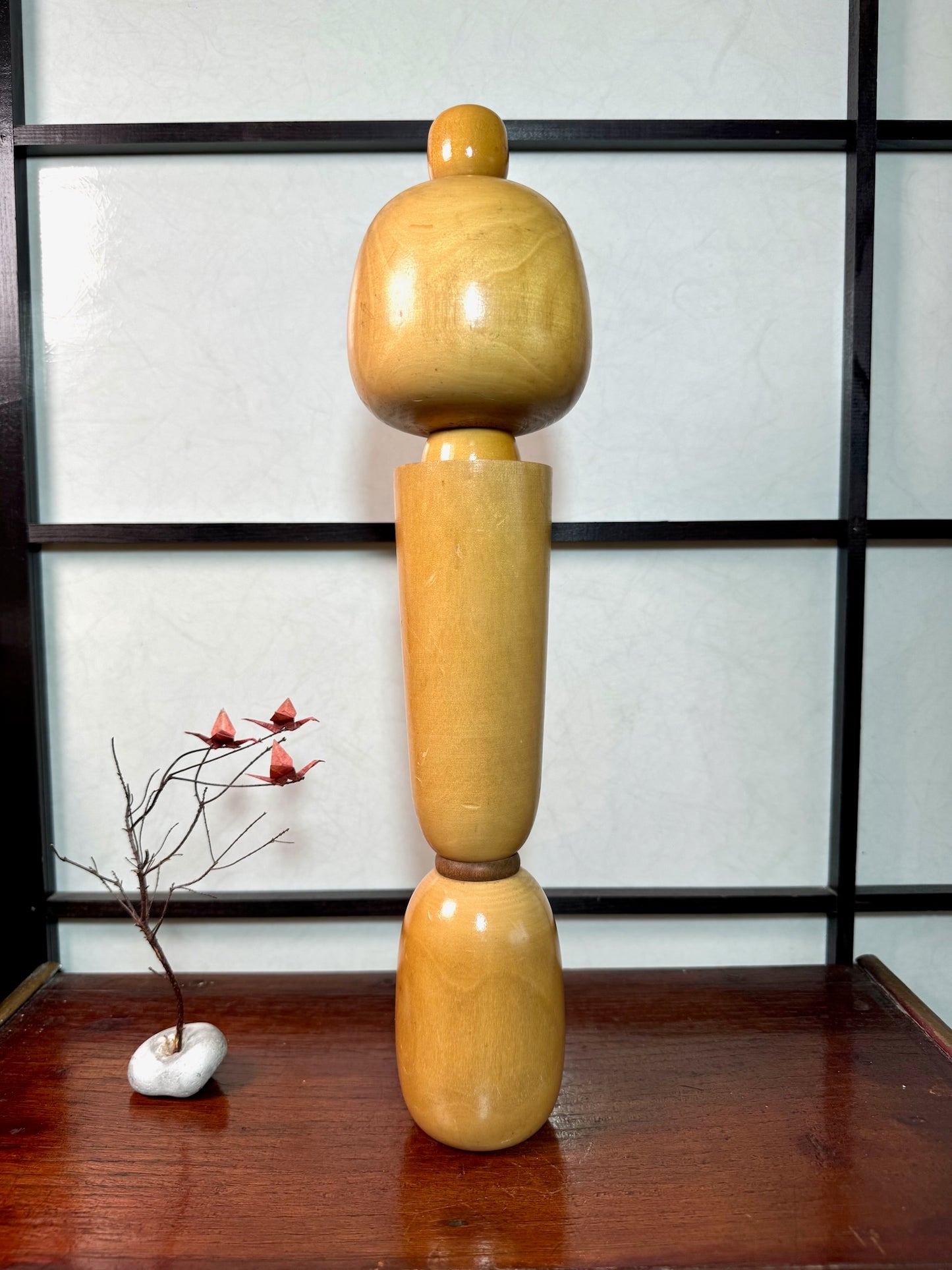 kokeshi de Sadao Kishi nommée esprit du blé, en bois blond, motif épi de blé, avec chignon, vu de dos