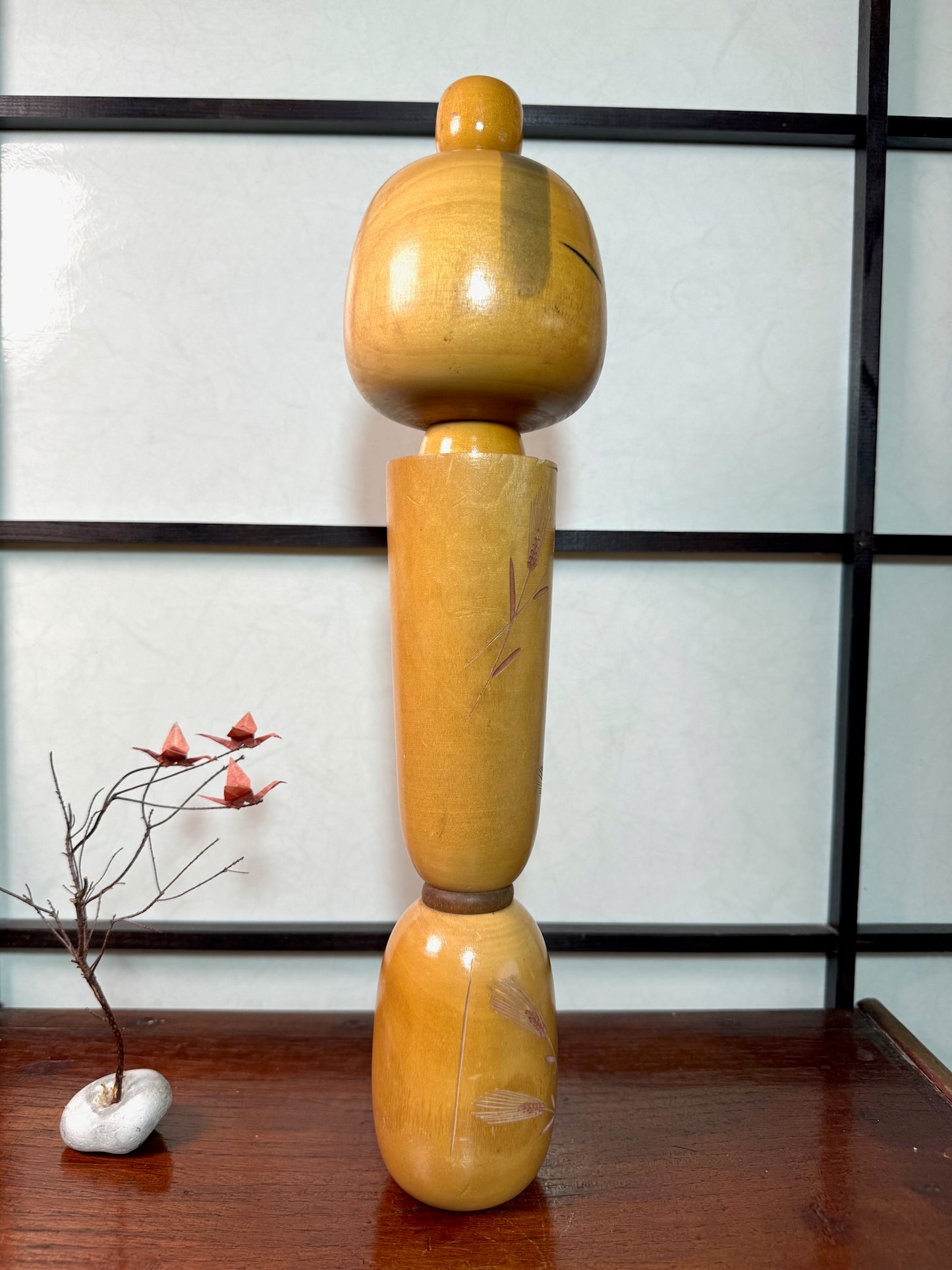 kokeshi de Sadao Kishi nommée esprit du blé, en bois blond, motif épi de blé, avec chignon, profil droit