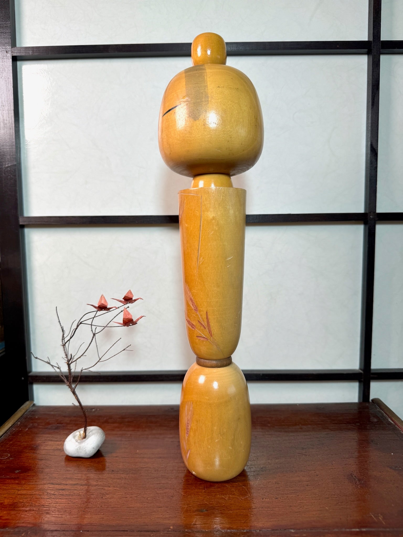 kokeshi de Sadao Kishi nommée esprit du blé, en bois blond, motif épi de blé, avec chignon, profil gauche