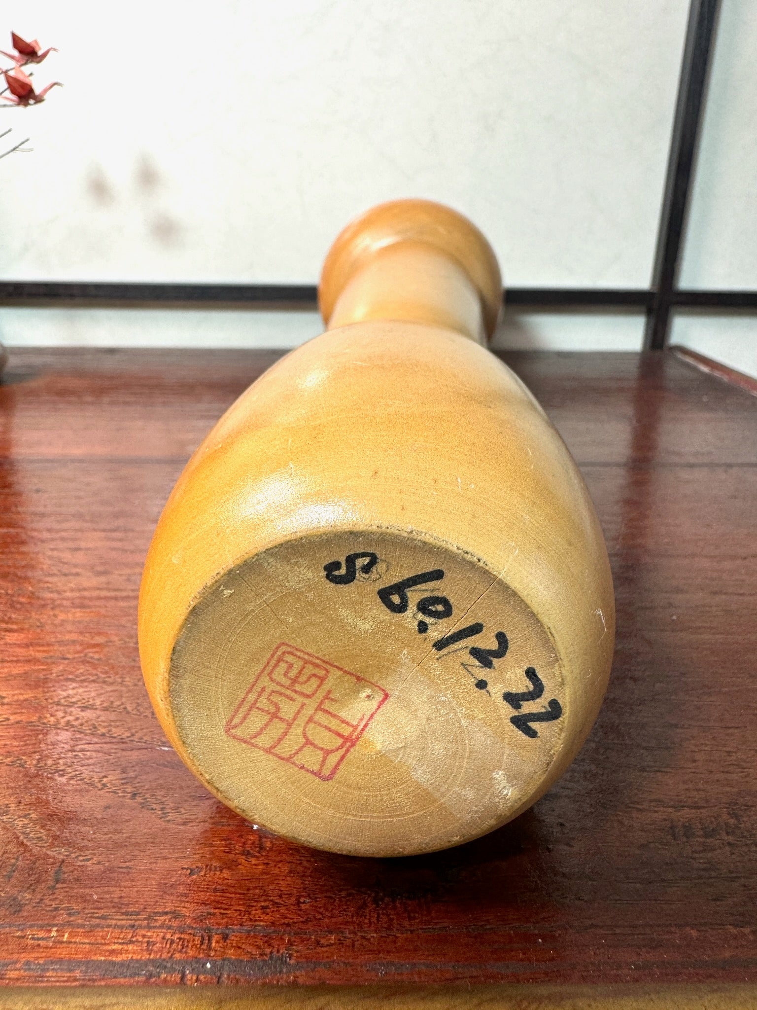 kokeshi de Sadao Kishi nommée esprit du blé, en bois blond, motif épi de blé, avec chignon, le dessous avec signature de l'artisan