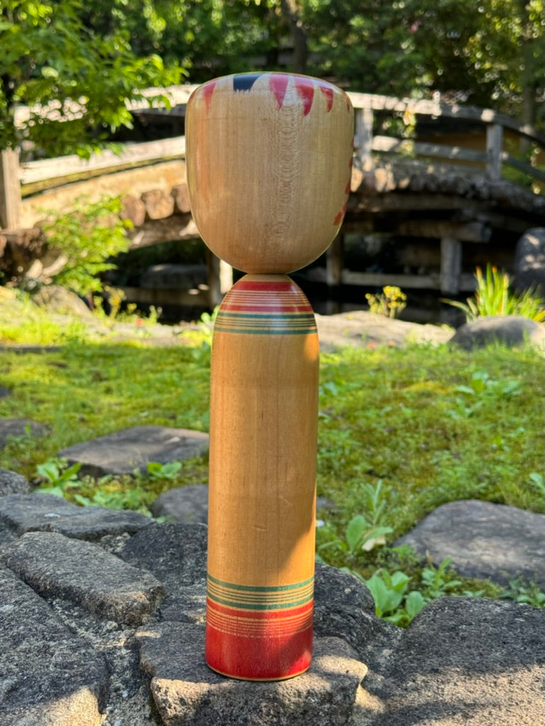 kokeshi poupée japonaise traditionnelle en bois motif crosse végétale, vu de dos