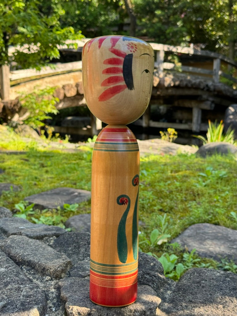 kokeshi poupée japonaise traditionnelle en bois motif crosse végétale, profil droit