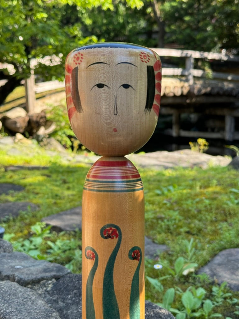 kokeshi poupée japonaise traditionnelle en bois motif crosse végétale, la tête