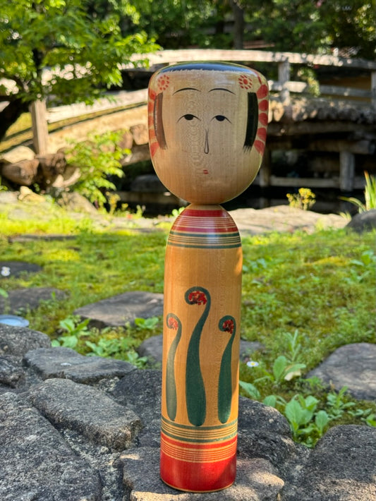 kokeshi poupée japonaise traditionnelle en bois motif crosse végétale