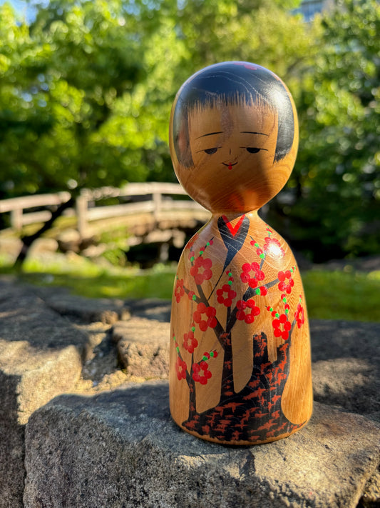 kokeshi, poupée japonaise traditionnelle en bois avec un motif de cerisier en fleurs