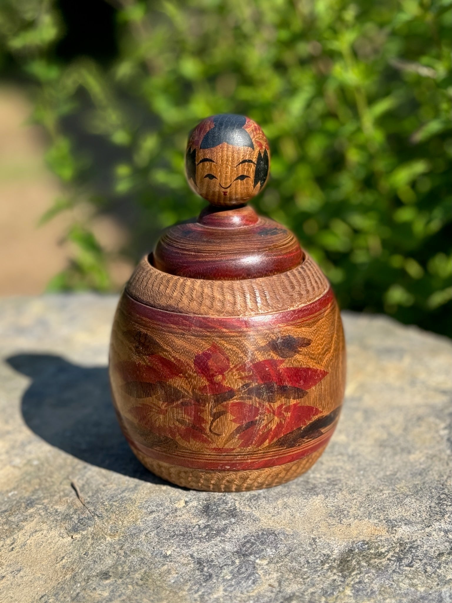 kokeshi poupée japonaise en bois enfant dans panier en bois Enju porte-bonheur