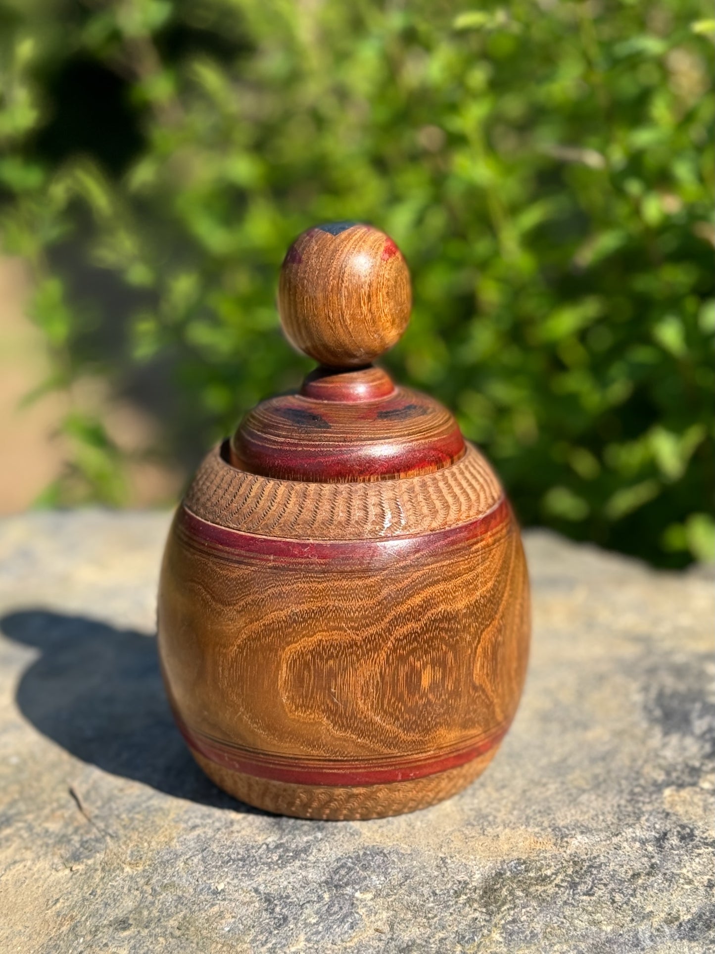 kokeshi poupée japonaise en bois enfant dans panier en bois Enju porte-bonheur, vu de dos