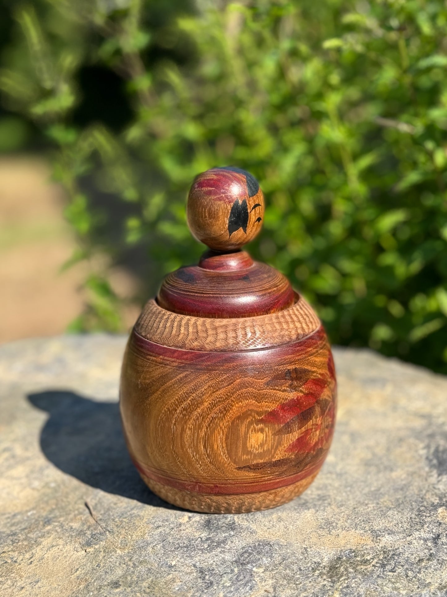 kokeshi poupée japonaise en bois enfant dans panier en bois Enju porte-bonheur, profil droit