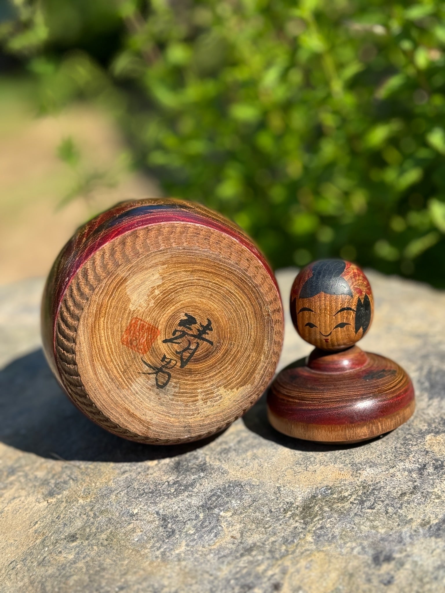 kokeshi poupée japonaise en bois enfant dans panier en bois Enju porte-bonheur, signature de l'artisan Okazaki Yasuo en japonais