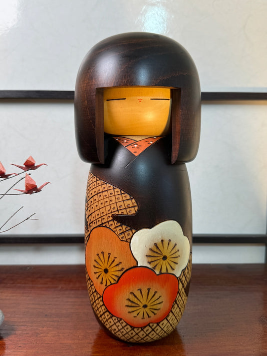 kokeshi poupée japonaise en bois brun de Usaburo, motif trois grosses fleurs de cerisier blanche, rouge et orange et motif géométrique pyrogravé, coiffure au carré