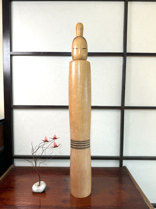 kokeshi poupée japonaise en bois de Shdo Shozan de grande taille (49,5cm), bois blond, lignes concentriques noires à la taille, coiffure en chignon haut, forme épurée