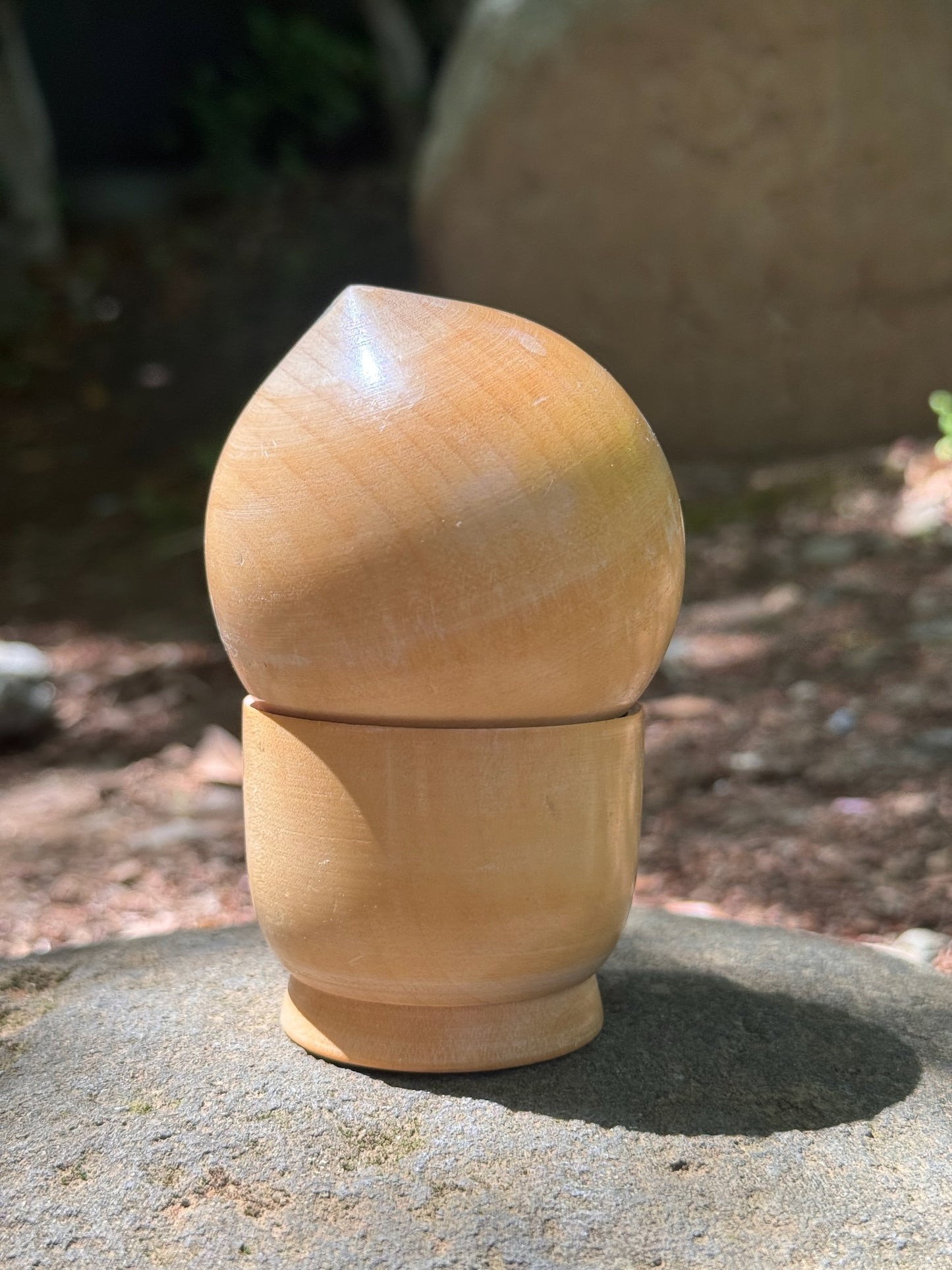 kokeshi poupée japonaise en bois souriante avec paysage bord de mer et poisson, vu de dos