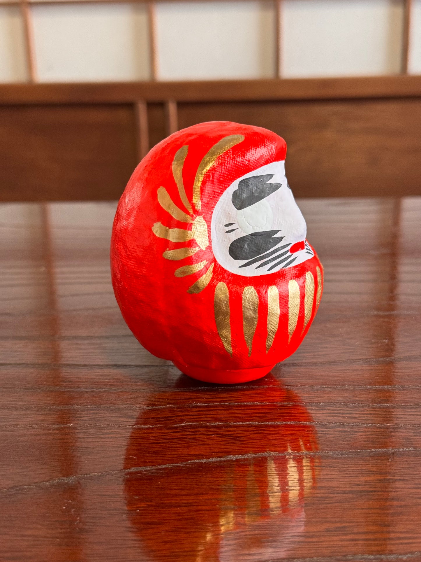 Daruma porte bonheur en papier mâché