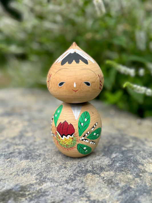 kokeshi, poupée japonaise en bois au motif de chataigne