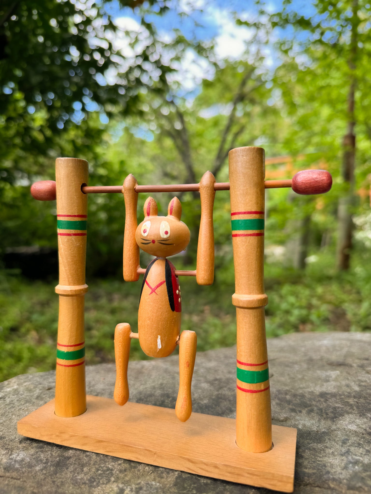 figurine japonaise chat acrobate bois