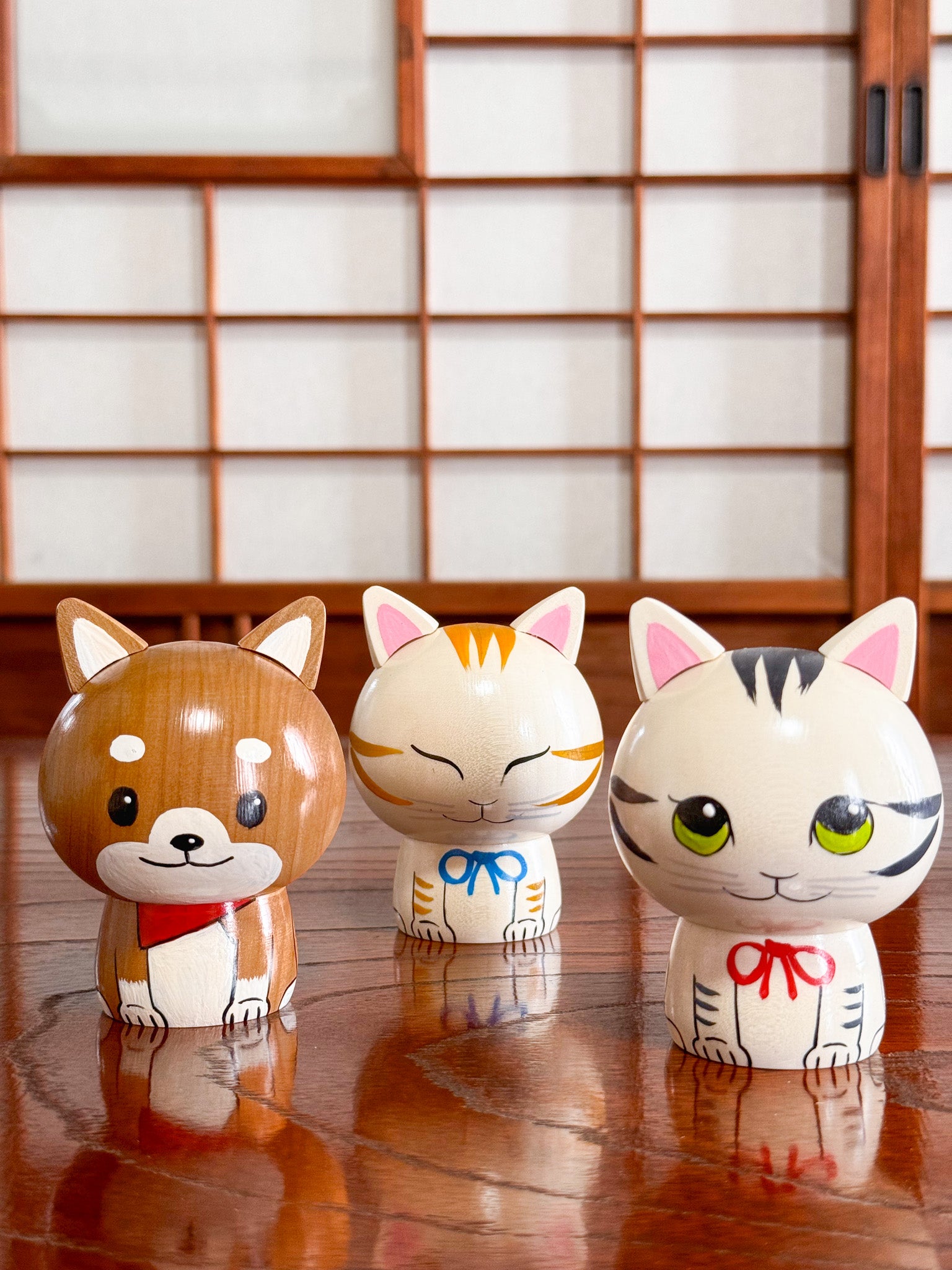 Kokeshi chat blanc tigré noeud rouge a collectionner