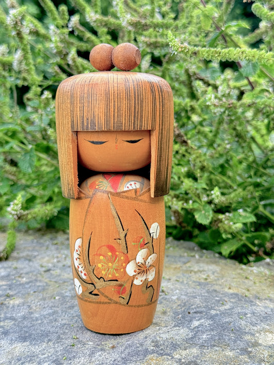 kokeshi poupée japonaise traditionnelle en bois naturel,  motif fleurs de cerisier