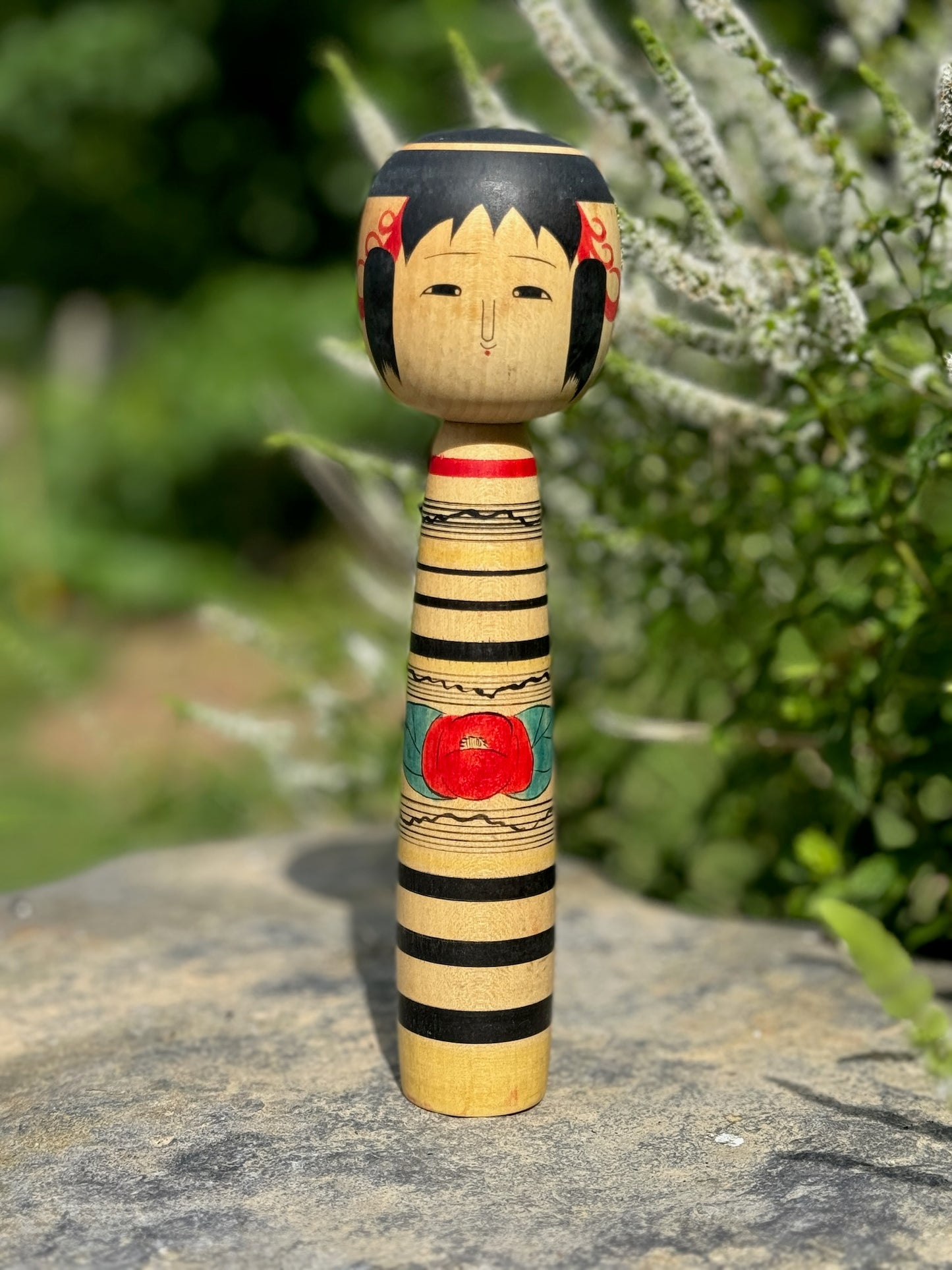 kokeshi, poupée japonaise traditionnelle en bois de Abe Kazue, à rayures et motif pivoine rouge