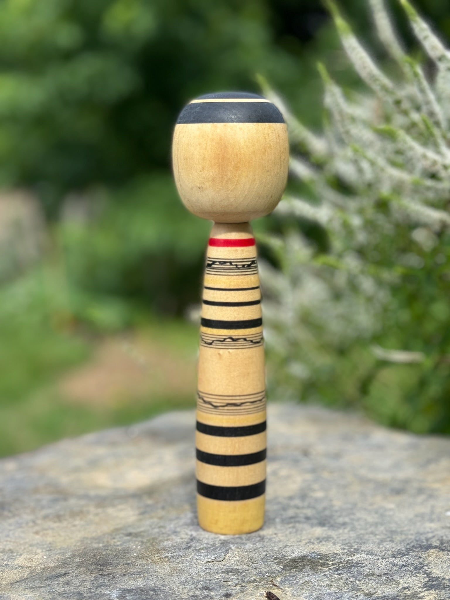 kokeshi, poupée japonaise traditionnelle en bois de Abe Kazue, à rayures et motif pivoine rouge, vu de dos