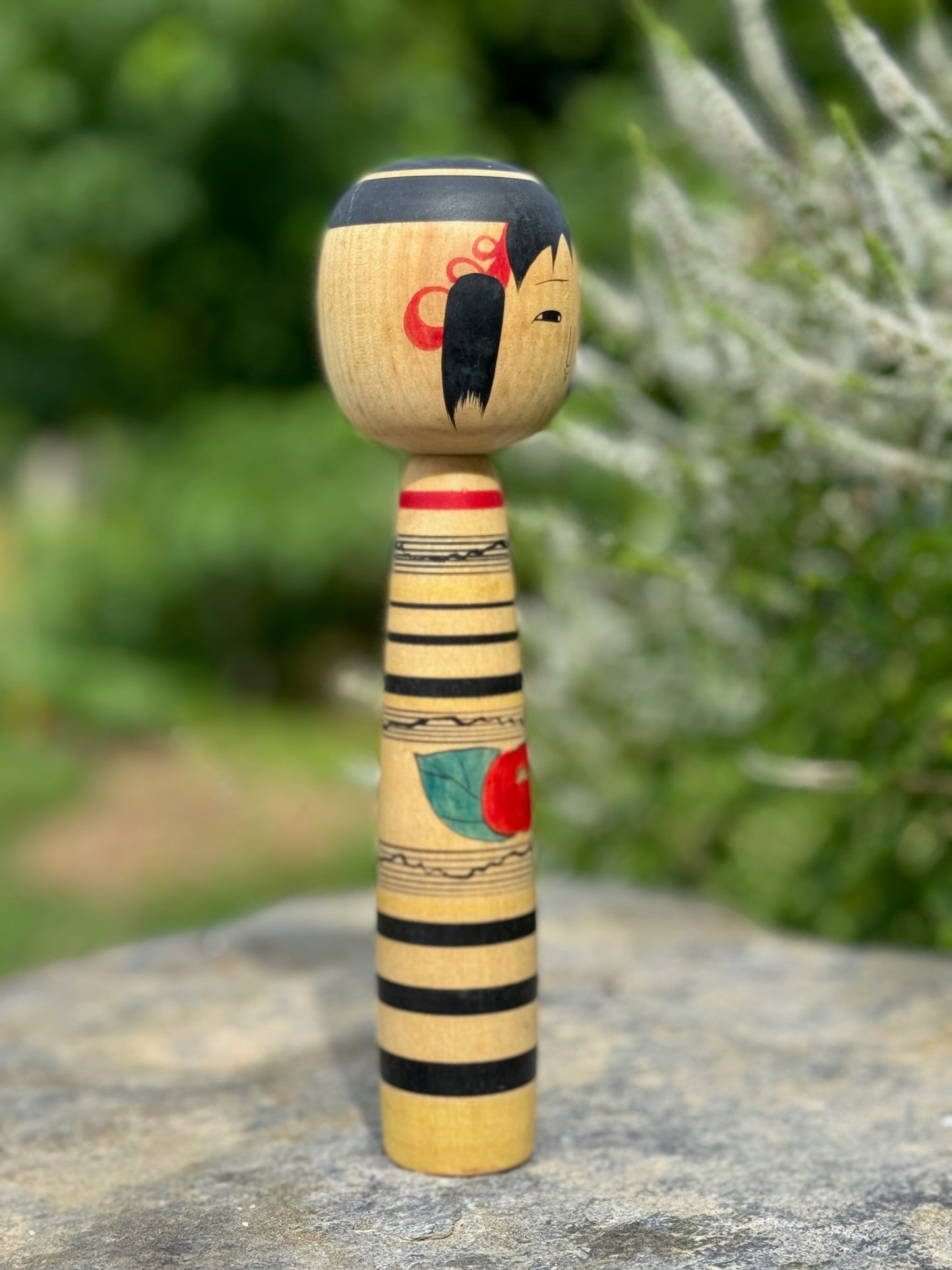 kokeshi, poupée japonaise traditionnelle en bois de Abe Kazue, à rayures et motif pivoine rouge, profil droit