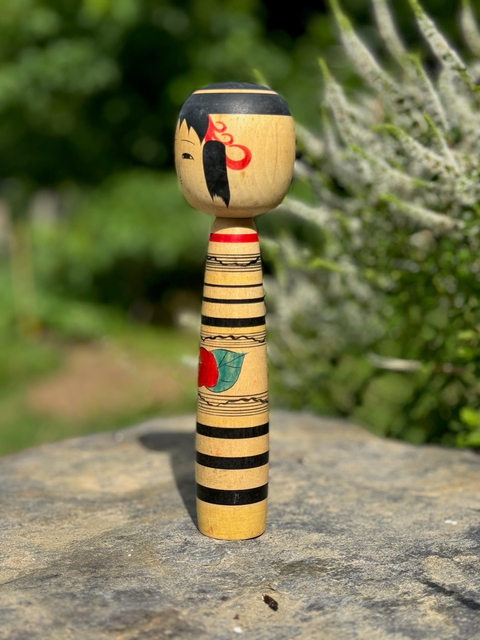 kokeshi, poupée japonaise traditionnelle en bois de Abe Kazue, à rayures et motif pivoine rouge, profil gauche