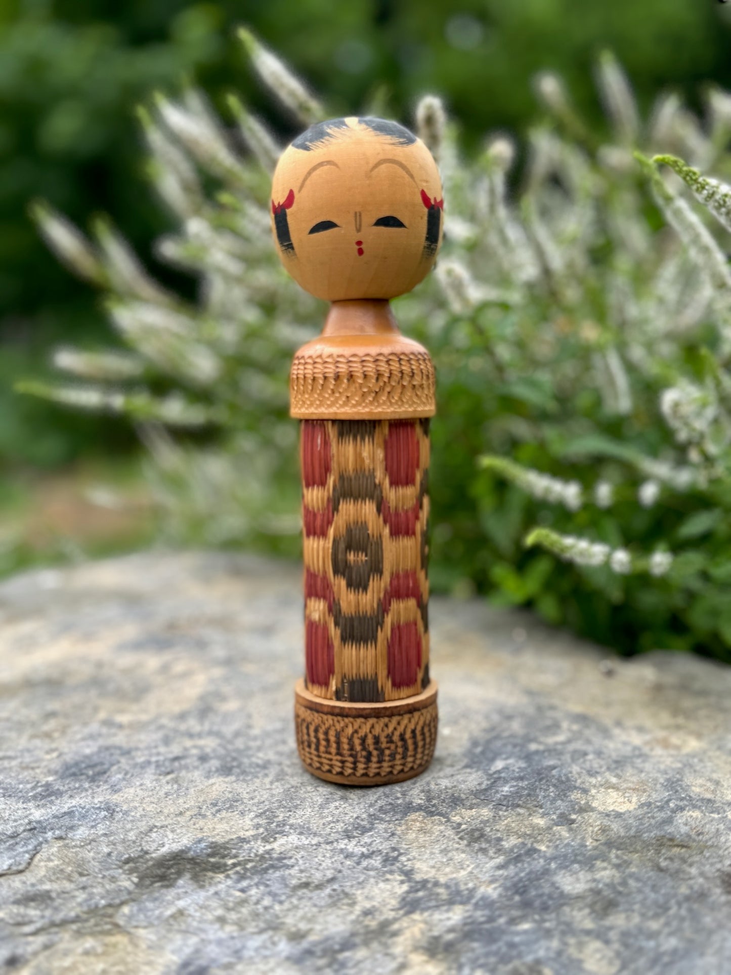 kokeshi, poupée japonaise en bois au corps en tatami à motif géométrique rouge et noir