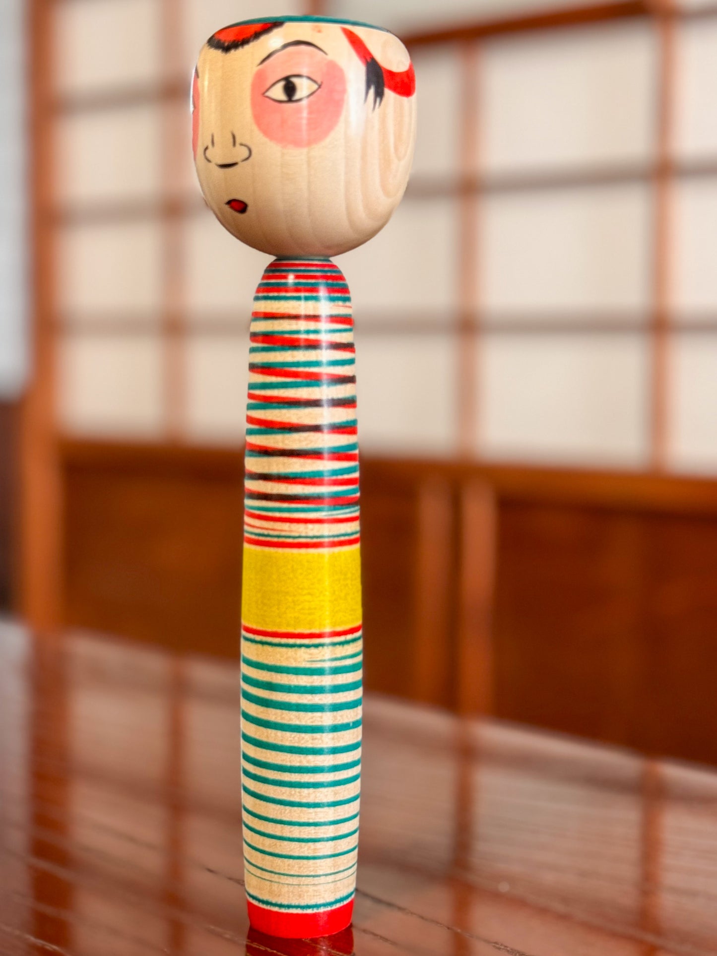 Kokeshi style nakanozawa concours de kokeshi de profil