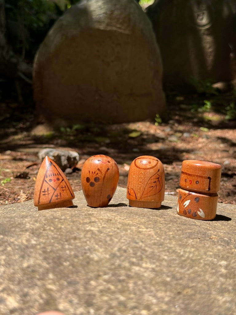 quatre kokeshi poupée japonaise en bois représentant les quatre saisons