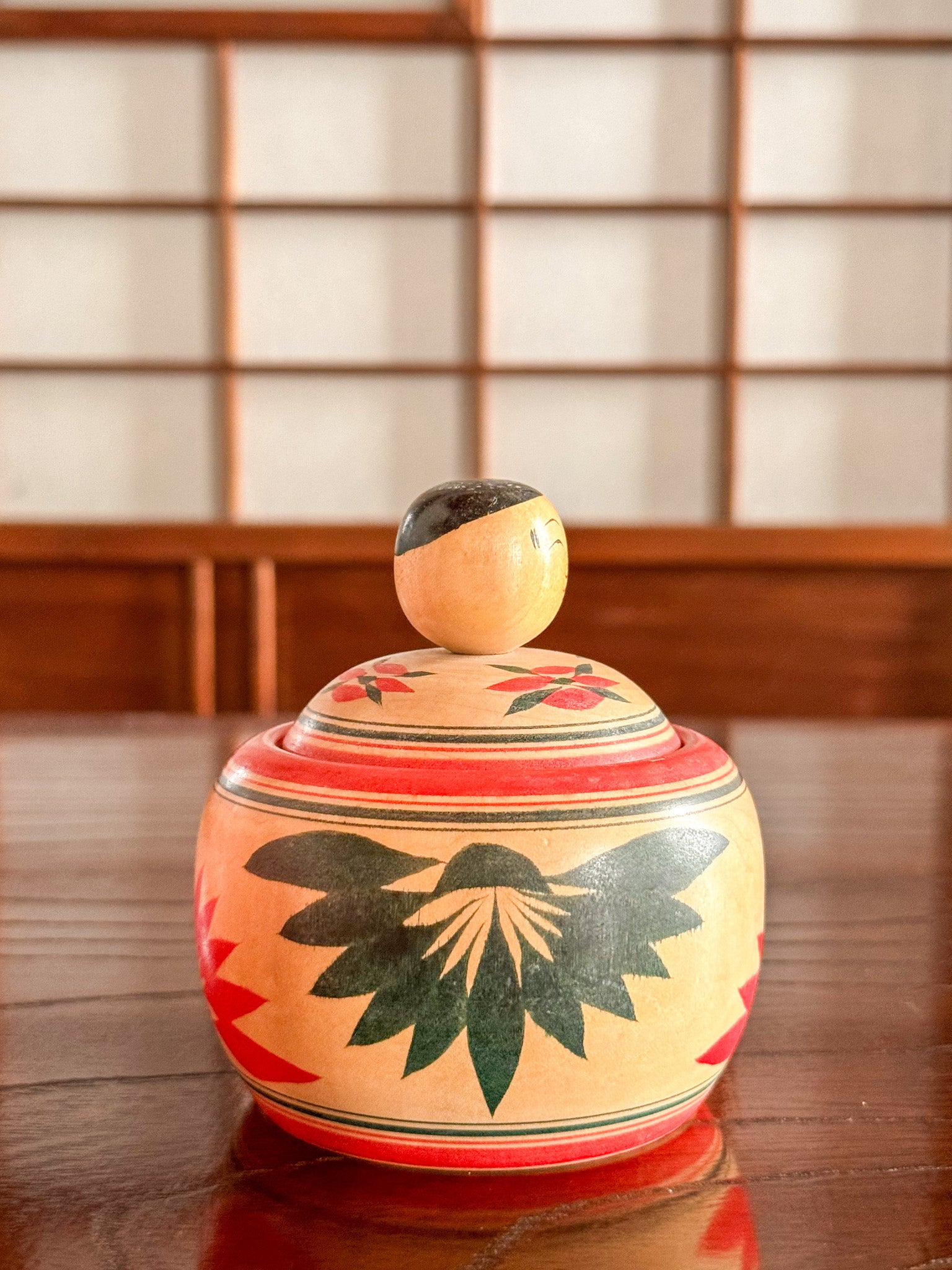 Kokeshi traditionnelle style Naruko boite de profil