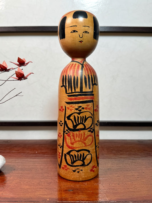 kokeshi, poupée japonaise en bois de Ogura Kyotaro, style kijiyama, kimono avec fleurs pivoine