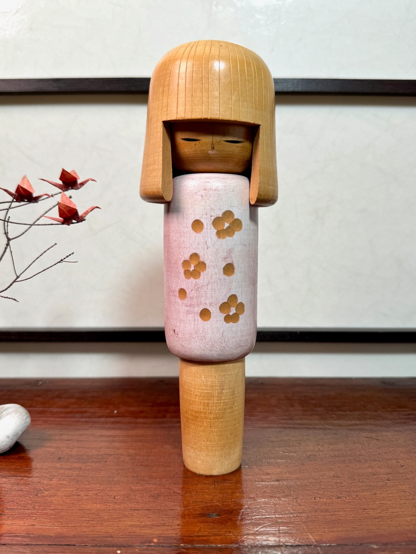 kokeshi poupée japonaise en bois de Miyashita Hajime, corps blanc et rose avec fleurs de prunier gravées