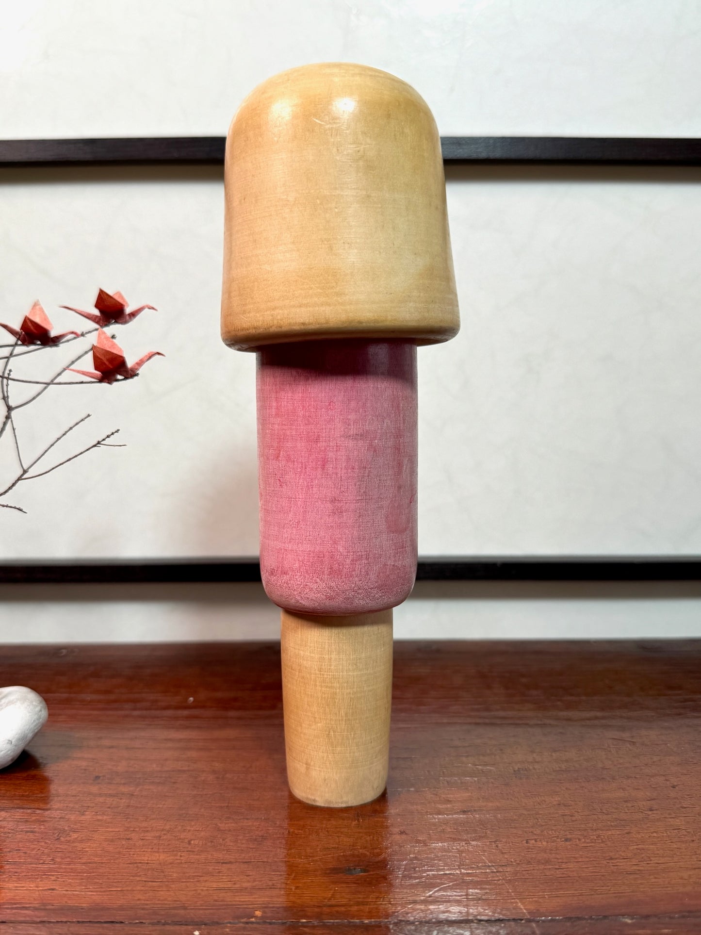 kokeshi poupée japonaise en bois de Miyashita Hajime, corps blanc et rose avec fleurs de prunier gravées, vu de dos