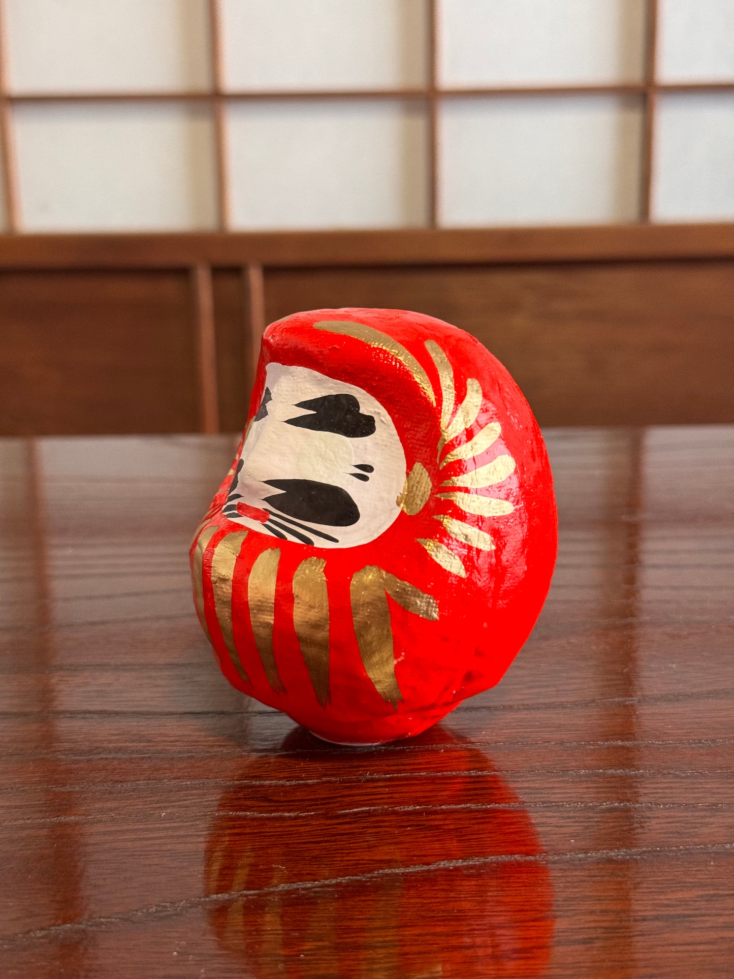 Daruma porte bonheur en papier mâché