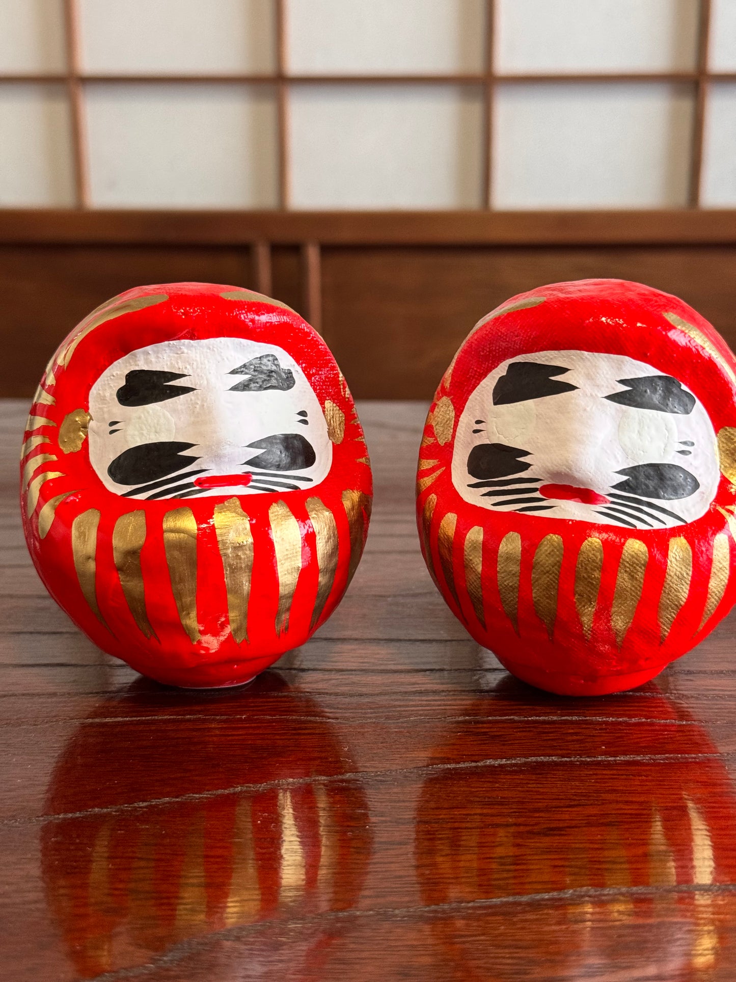 Daruma porte bonheur en papier mâché