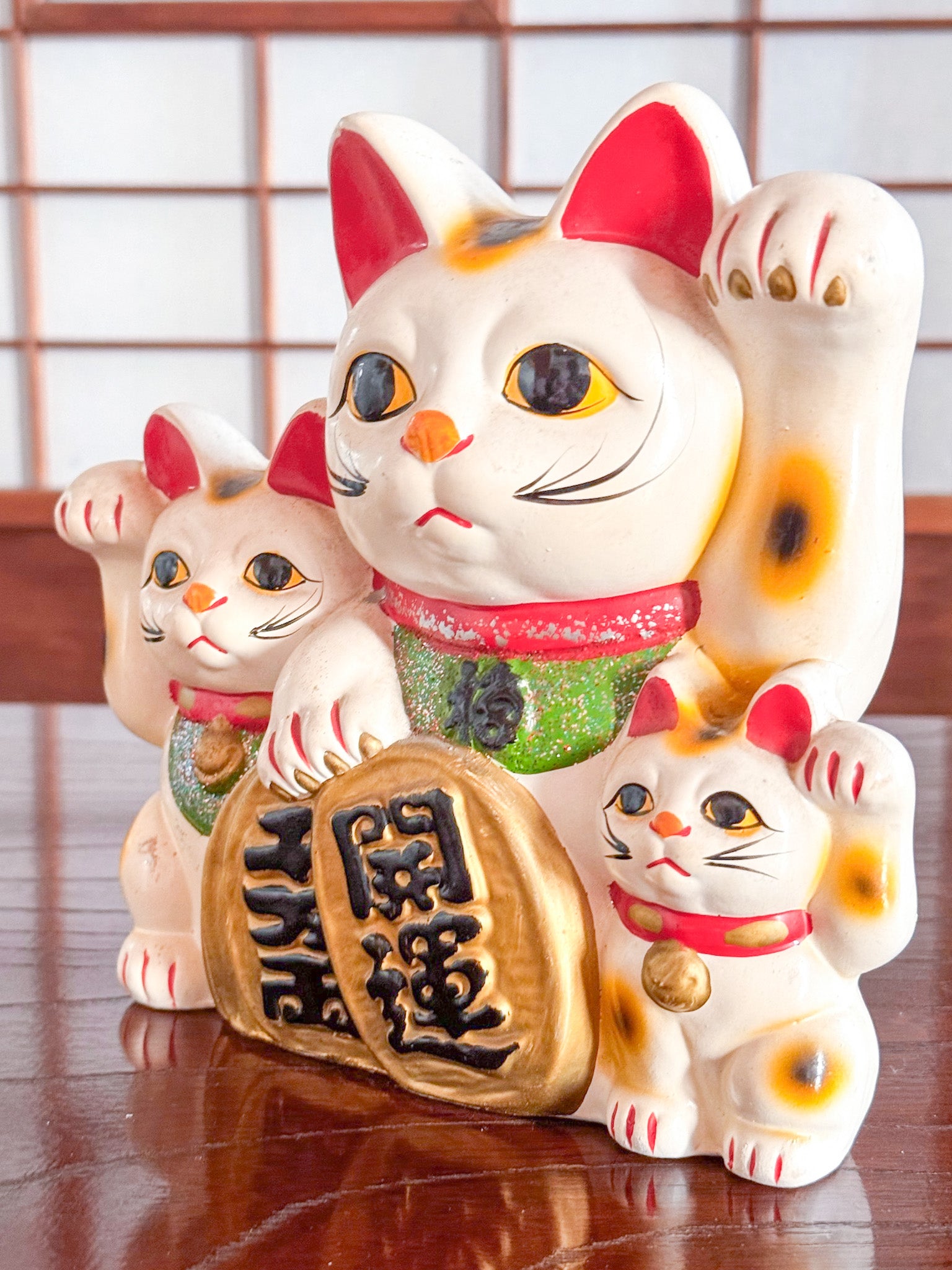 famille maneki neko en ceramique profil