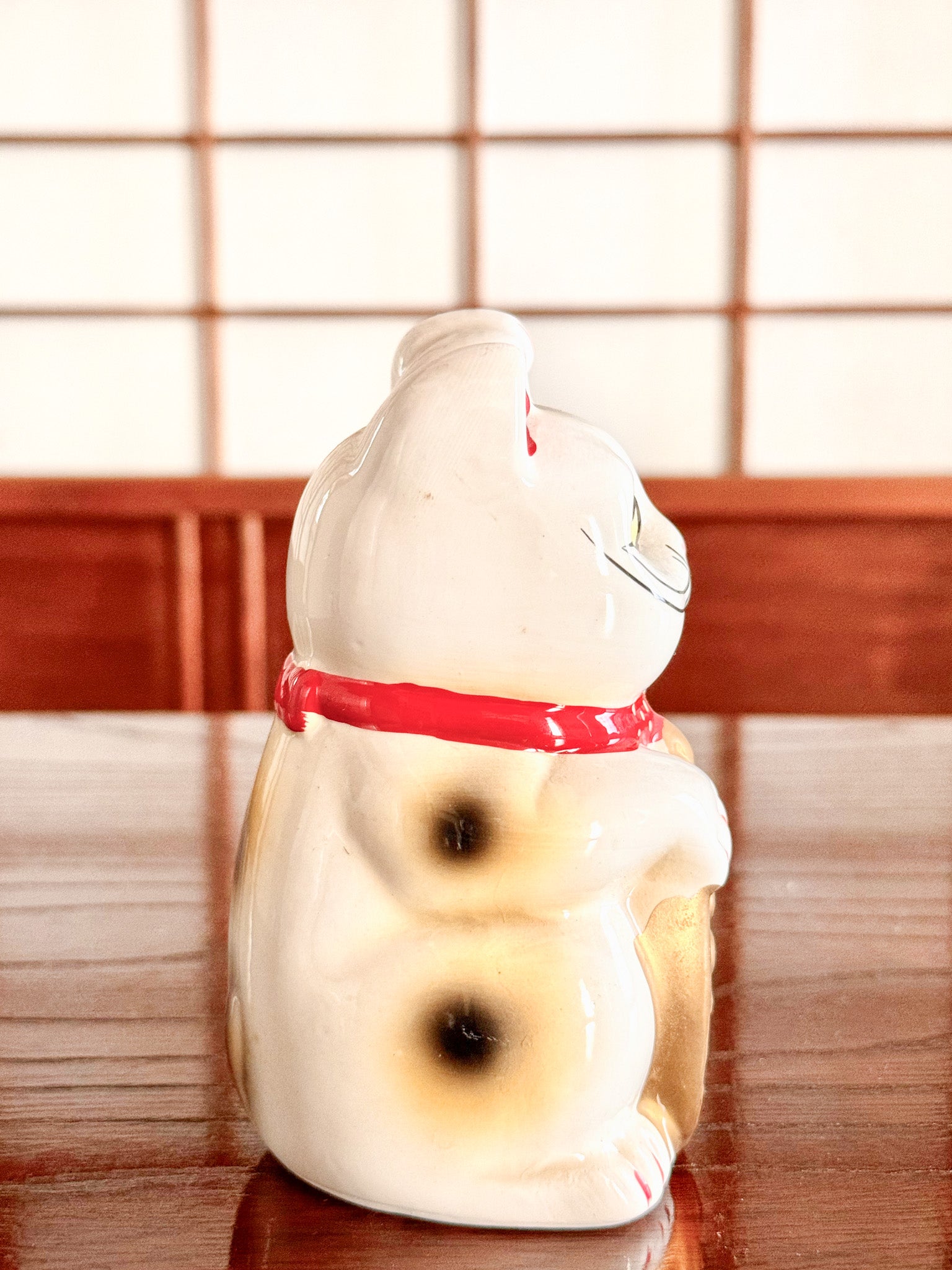 Maneki neko ceramique patte gauche profil droit
