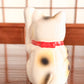Maneki neko ceramique patte gauche levee de dos