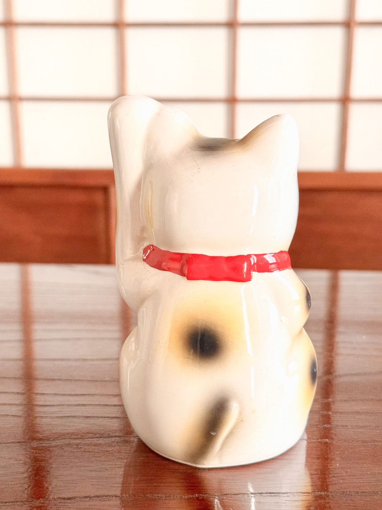 Maneki neko ceramique patte gauche levee de dos