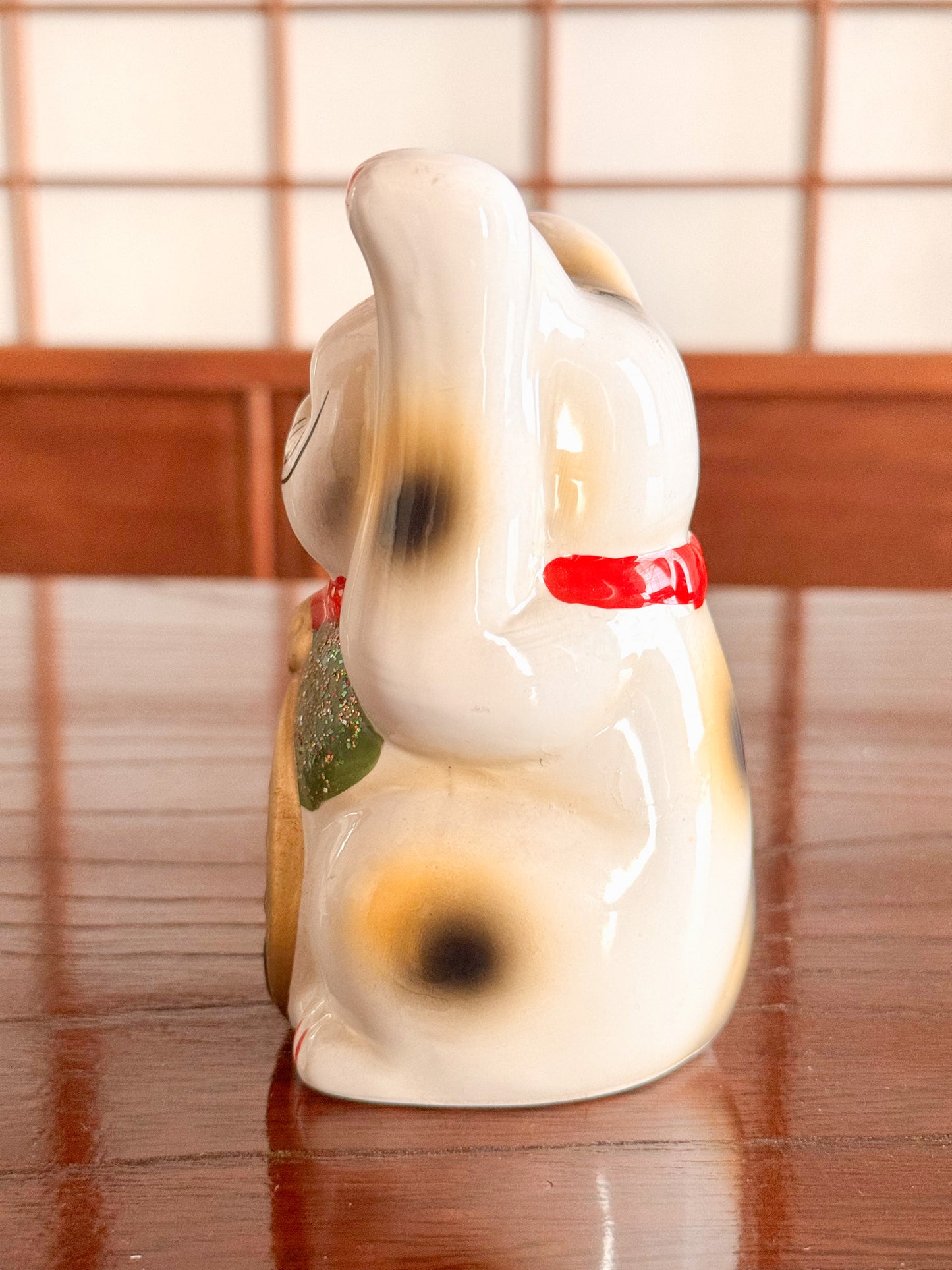 Maneki neko ceramique patte gauche levee profil