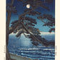 Estampe japonaise d'un paysage une nuit de pleine lune sur la mer, un pin en premier plan, de Hasui en reproduction Fine Art